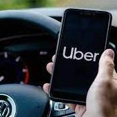 Infografía detallando los requisitos para conductores y vehículos bajo la nueva Ley Uber en Chile, incluyendo licencias, seguros y regulaciones.